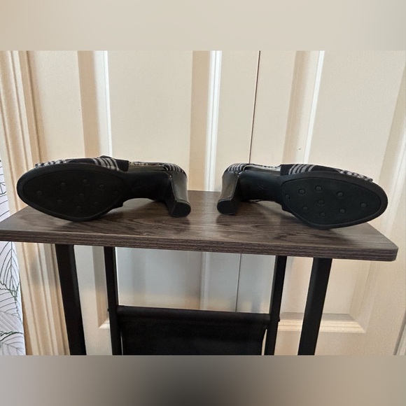 Size 5 Lifestride heels - never worn - Picture 2 of 4